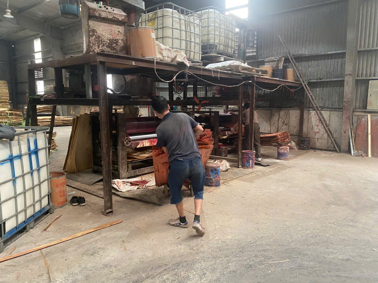 Glue spreading machine